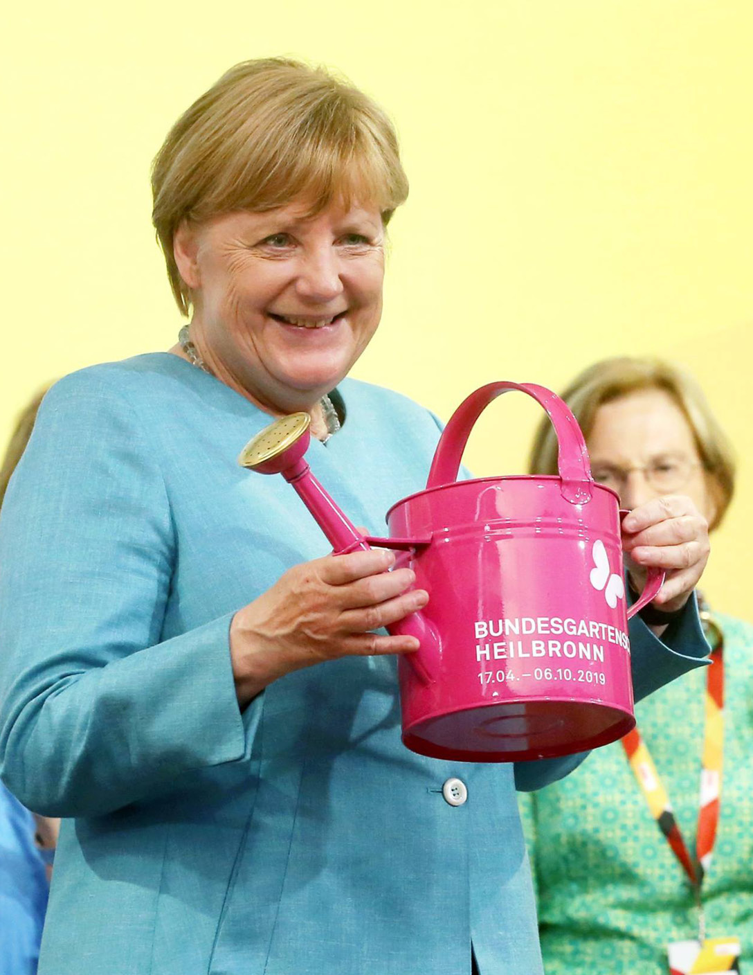 Angela Merkel auf der Bundesgartenschau mit BUGA Gießkanne